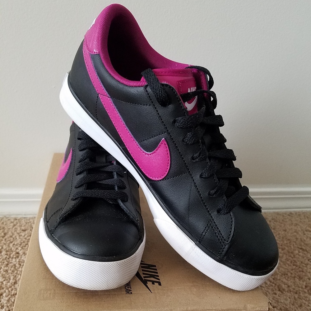 Women's Nike shoes size 10
